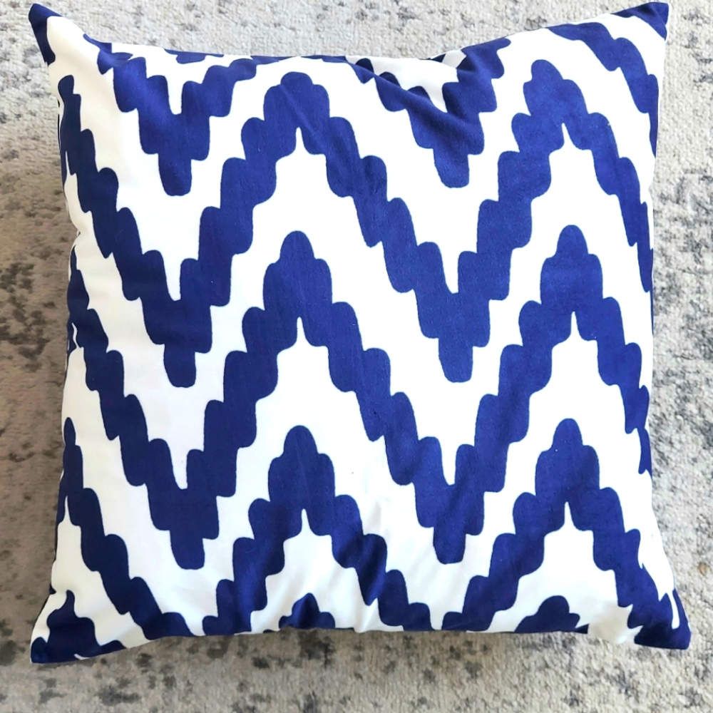 Damaskeen design pillow cover